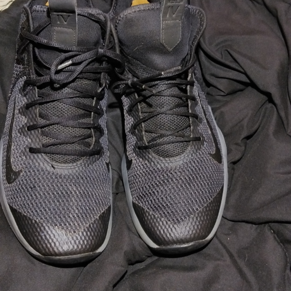 Lebron witness IV solid black